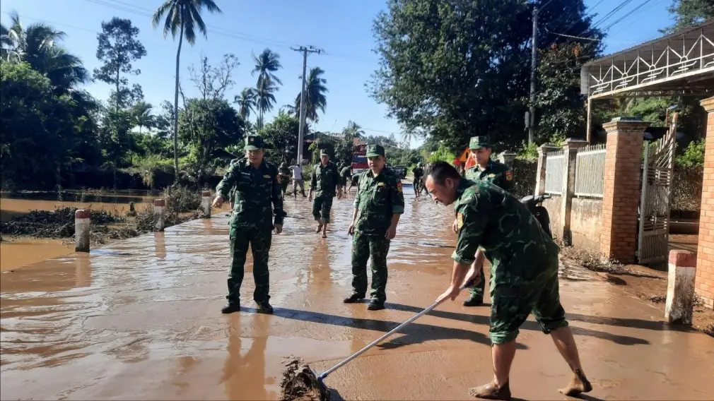 Bộ đội Biên phòng giúp dân khắc phục hậu quả mưa lũ